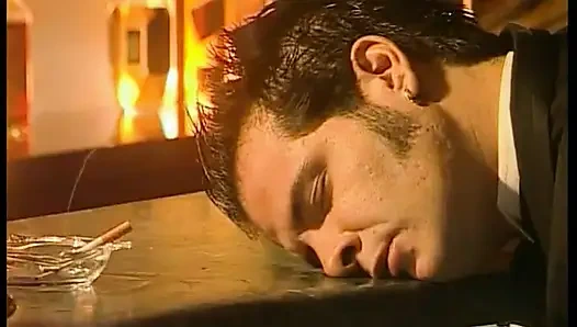 Harika sarışın sürtük büyük bir yarakla domalarak sikiliyor