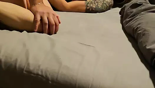 Ev yapımı sikiş, yüzüne elektrik hortumu boşalmasıyla bitiyor