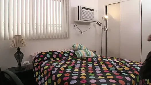 Ateşli tatlı kız sert sikiş seansı sonrası büyük göğüslerini boşaltıyor