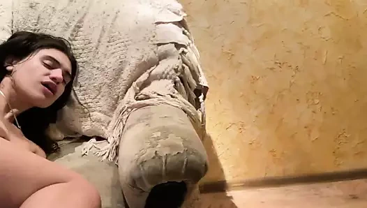 Minyon genç kızın salatalık ile tek başına anal mastürbasyonu