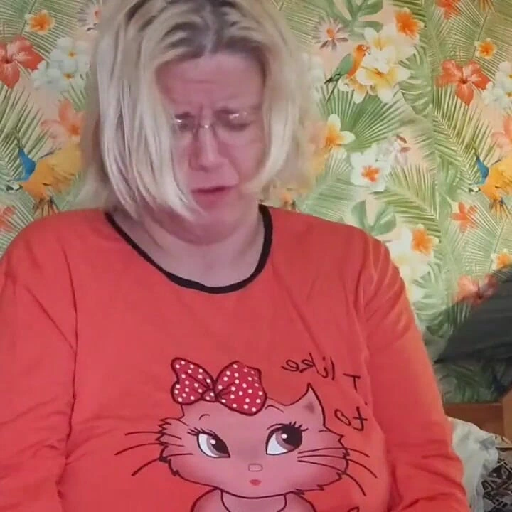 Yalnız üvey oğul üvey annesini sikişmesi için baştan çıkarıyor