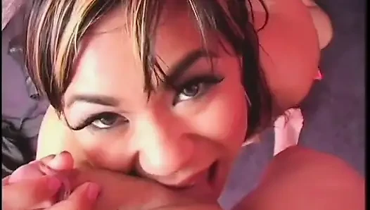 Kameraman çarpıcı Asyalı fahişe Kyanna Lee'nin sikini emdikten sonra yüzüne boşalmasını filme alıyor