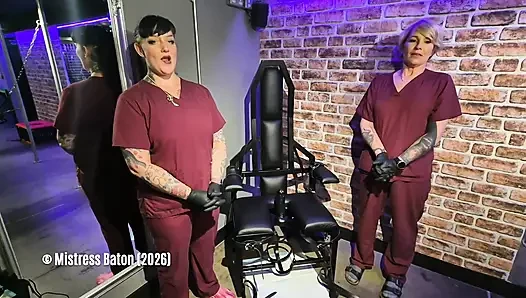 Alternatif terapi kliniği dizisi vibratör, dildo ve yarak açgözlü bir kız için baston kombinasyonu