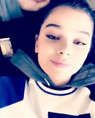 Hailee Steinfeld Lips Kiss