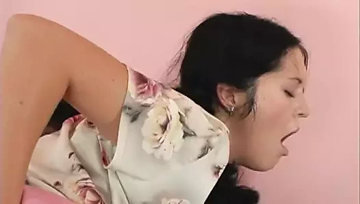 Sıcak ve aşırı esmer bir sürtük almaktan hoşlanıyor