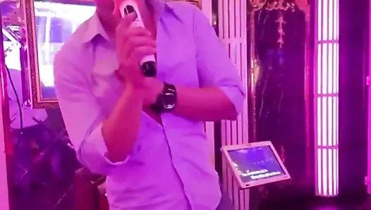 şarkı söylerken handjob