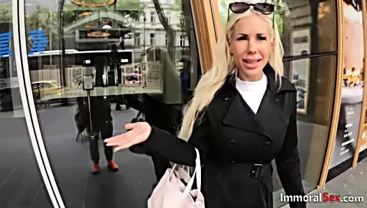 Dövmeli büyük memeli seks gösterisi hatun büyük yarak emiyor