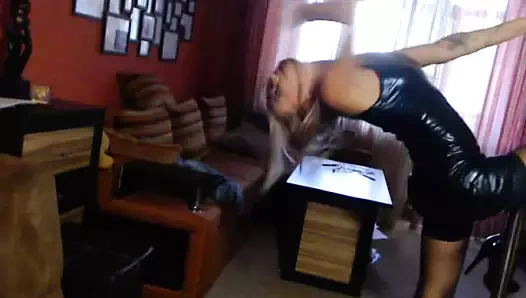 Siyah lateksle dans et