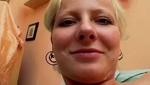 Küçük baştankaralı Alman sarışın yaşlı bir adam tarafından ezilir