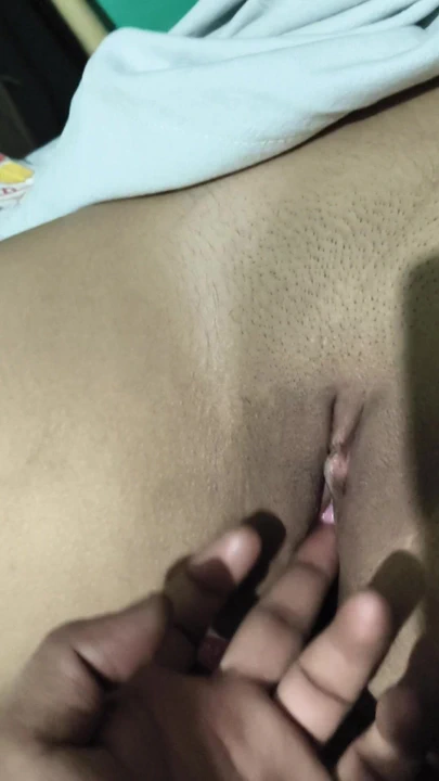 Karım ki chut m ungli karke garm karta pti