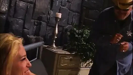 Şerif wach seviyor çarpıcı latin sarışın sıkı götünden sikiliyor