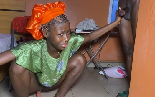 Üvey erkek kardeş zenci genç üvey kız kardeşini mastürbasyon yaparken yakaladı ve büyük zenci yarağının tadını çıkarmasını teklif etti