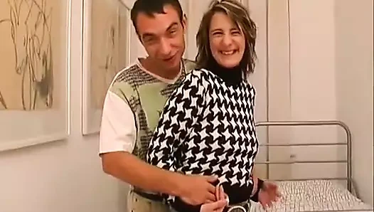 Alman orta yaşlı seksi kadın sokakta tanıştı ve zevkle çığlık atarken amından sikilmeye hazır