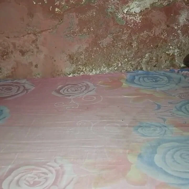 Rustik odasında kendini tatmin ediyor