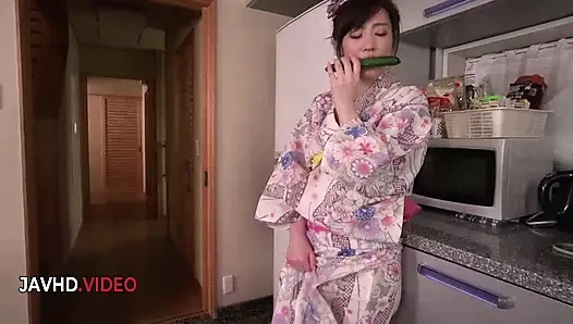 Ryouka Shinoda'nın patlayıcı solo gösterisi: edepsiz dildo macerasında tutkulu orta yaşlı seksi kadın
