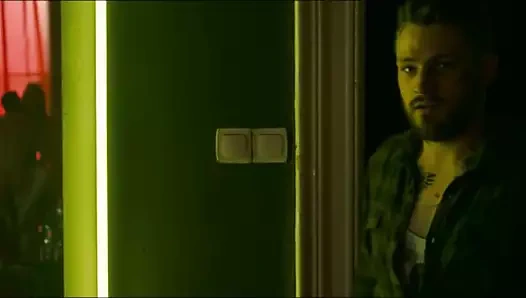 Üçüncü adam izlerken bir kadın sevişiyor