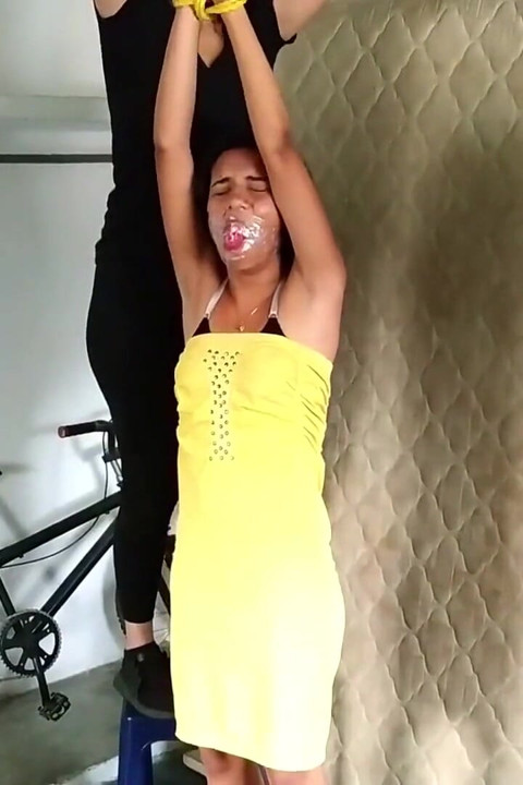 Parti kızı orta yaşlı seksi kadın tarafından bağlı