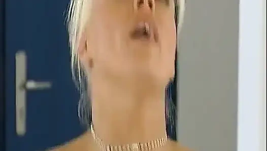 Sarışın Alman genç erkek avcısı oyuncak kullanıyor ve klasik ffm üçlü grup sekste paylaşılıyor