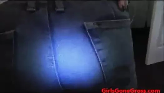 Ateşli esmer osuruyor