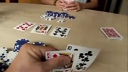 Poker oynuyor ve para ve kıçını kaybediyor