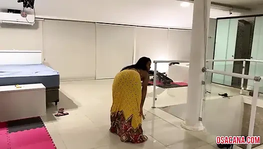 Ateşli kız yarağa oturmadan önce funk sesine doğru yuvarlanıyor