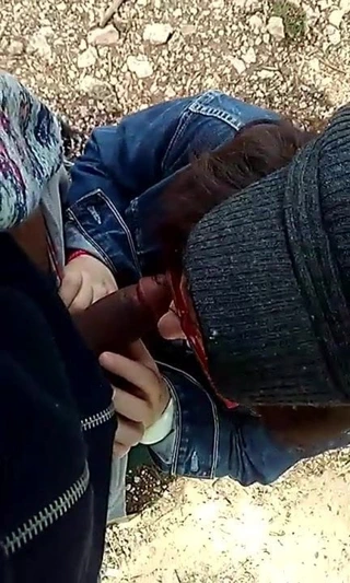 O beni ormanda emiyor