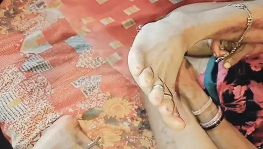 Bedroom me kiya masti nikaal diya bhabhi ne apni choot ka paani