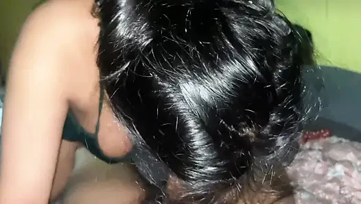 Güzel üvey kız kardeşinin oral seksi o kadar lezzetli ki vajinasına sperm çıkana kadar daha fazlasını istemeni sağlıyor