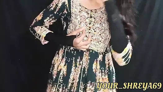 Hintli üniversiteli kız Shreya sıkı amcık beni sikiyor