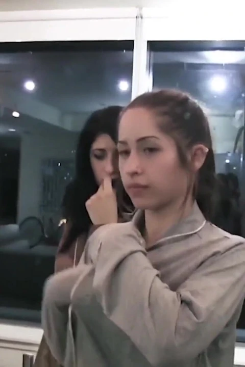 İki erkek arkadaş - yaramaz kankalar pijama partisinde takma yaraklı dildoyla parmakla sikiliyor ve deliniyor