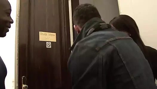 Ateşli Çek evli kadınlar büyük zenci anal seks partisinde kocalarını aldatıyor ve sert sert orgazm oluyor