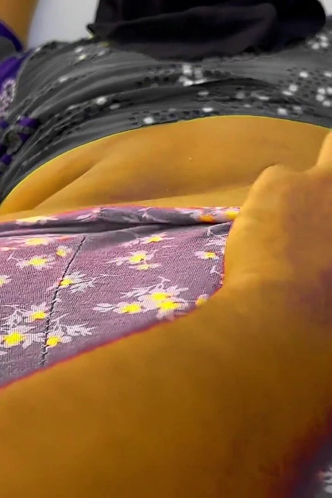 Hintli seksi büyük göt ve büyük memeli kayınvalidesi temizlik odası temizlerken, damadı azıyor ve sonra onu sikiyor