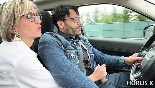 İri göğüslü sarışın orta yaşlı seksi kadın Didine şoförü tarafından arabada sikiliyor