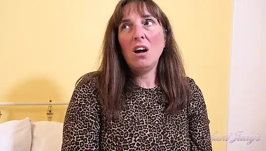 Auntjudys - büyük memeli orta yaşlı seksi ev sahibu Ruby Cattrall seni külotunu çalarken yakalıyor