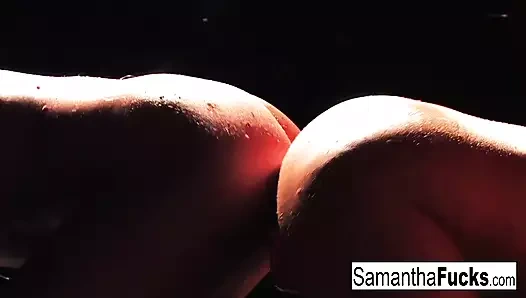 Samantha aziz ve victoria beyaz mum balmumu ile oynuyor