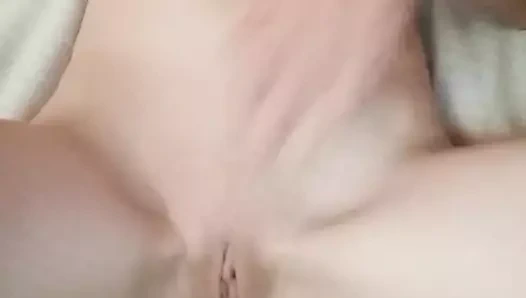 Kırmızı oyuncakla mastürbasyon yapan kız