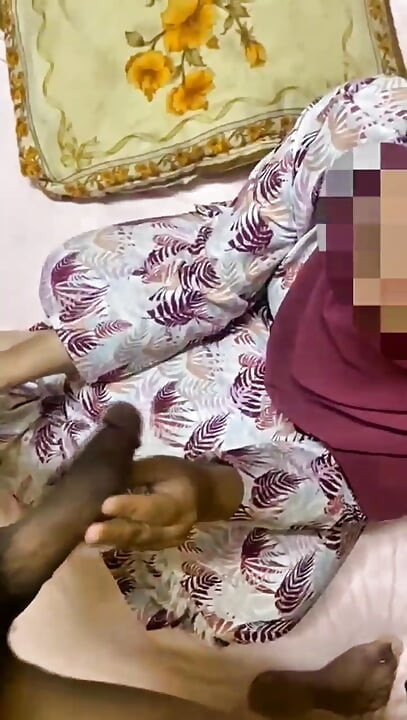 Nurul erkek arkadaşının sikini emmeyi öğrenir
