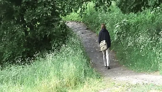 Halka açık plajda sert üçlü seks