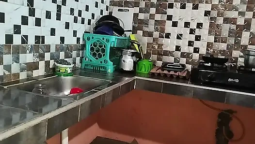 Üvey babamın ne kadar güzel bir yarağı var, beni sert sikmeyi biliyor, tam sevdiğim şekilde