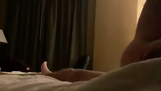 Seksi milf karısını yabancıyla paylaşıyor.