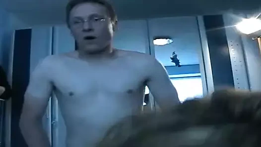 Aldatan orta yaşlı seksi kadın - aldatılan adamın sarışın karısı üçlü seks seviyor