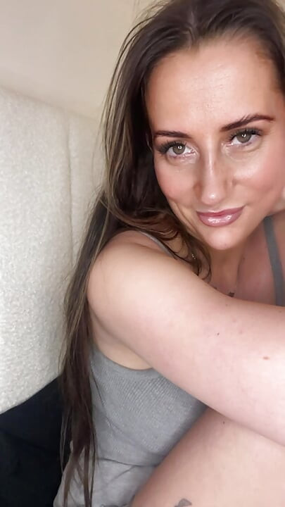 Öğleden sonra eğlencesi için bu azgın orta yaşlı seksi kadına katıl