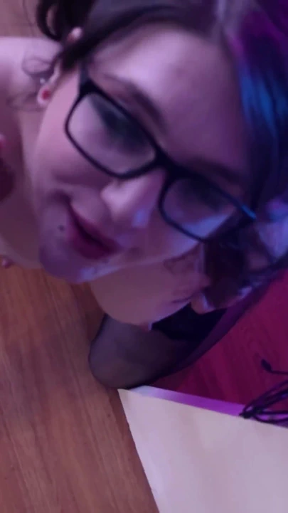 Seksi bilim insanı deneysel afrodizyak'ı kendi üzerine döküyor | Klip 2