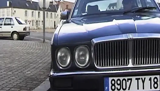 Sarışın Fransız fahişe yüze boşalmadan önce iki yarağa biniyor