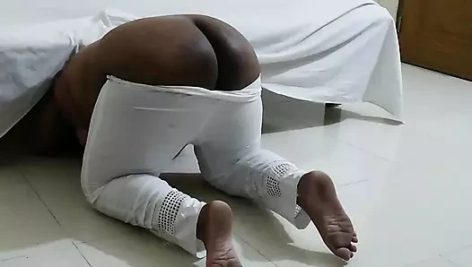 Ateşli Aria Mia yatağın altında kaldı sonra iç çamaşırını çıkardı ve büyük götünü ortaya çıkarıyor sonra Henry götünü sikiyor ve boşalıyor