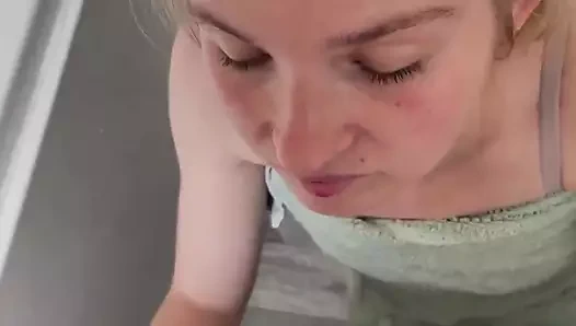 Sarışın kız arkadaşının yüzüne dağınık bir şekilde boşalıyor