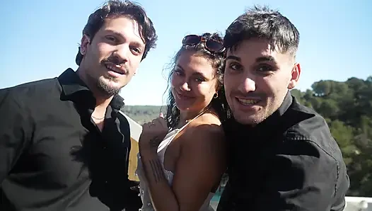 Açık hava röportajından sonra kahverengi esmer süperle üçlü