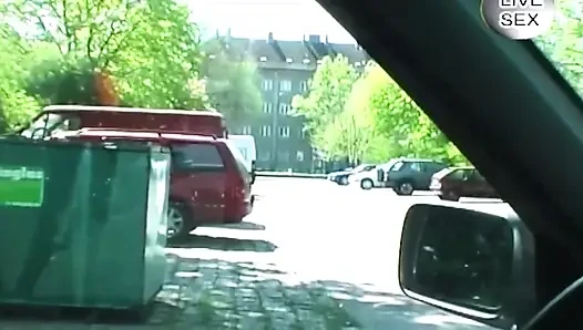 Bebek gibi kız arabada ıslak amcığını mavi dildoyla sikiyor