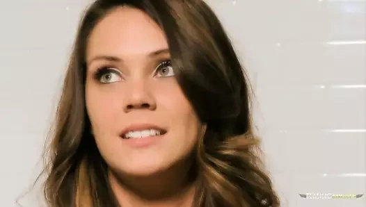 Büyük göğüslü esmer milf (orta yaşlı kadin) ile bir gecelik eşek cumshot ile biter