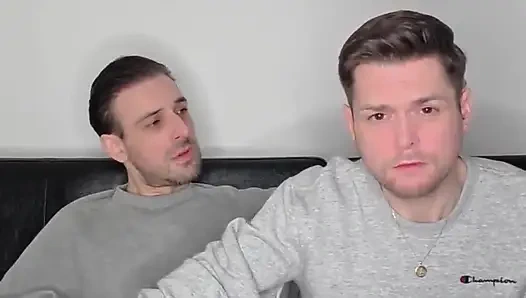 Asılı sünnetsiz brotosh delikanlılar yan yana mastürbasyon yapıyor